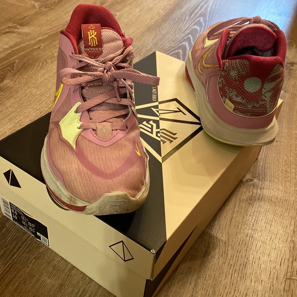 Nike Kyrie Low 5 Basketball shoe. Men’s size 8.5. Orchid/yellow strike